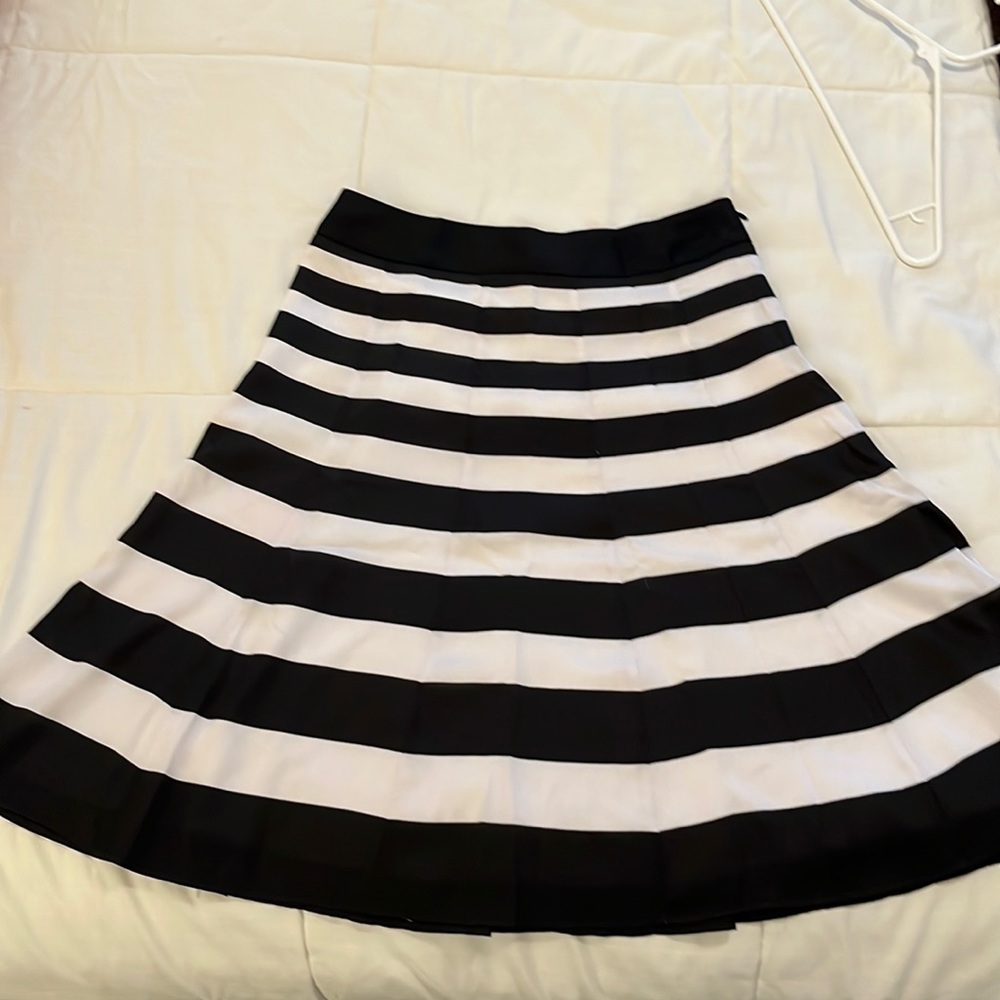White House Black Market skirt. Size 6.